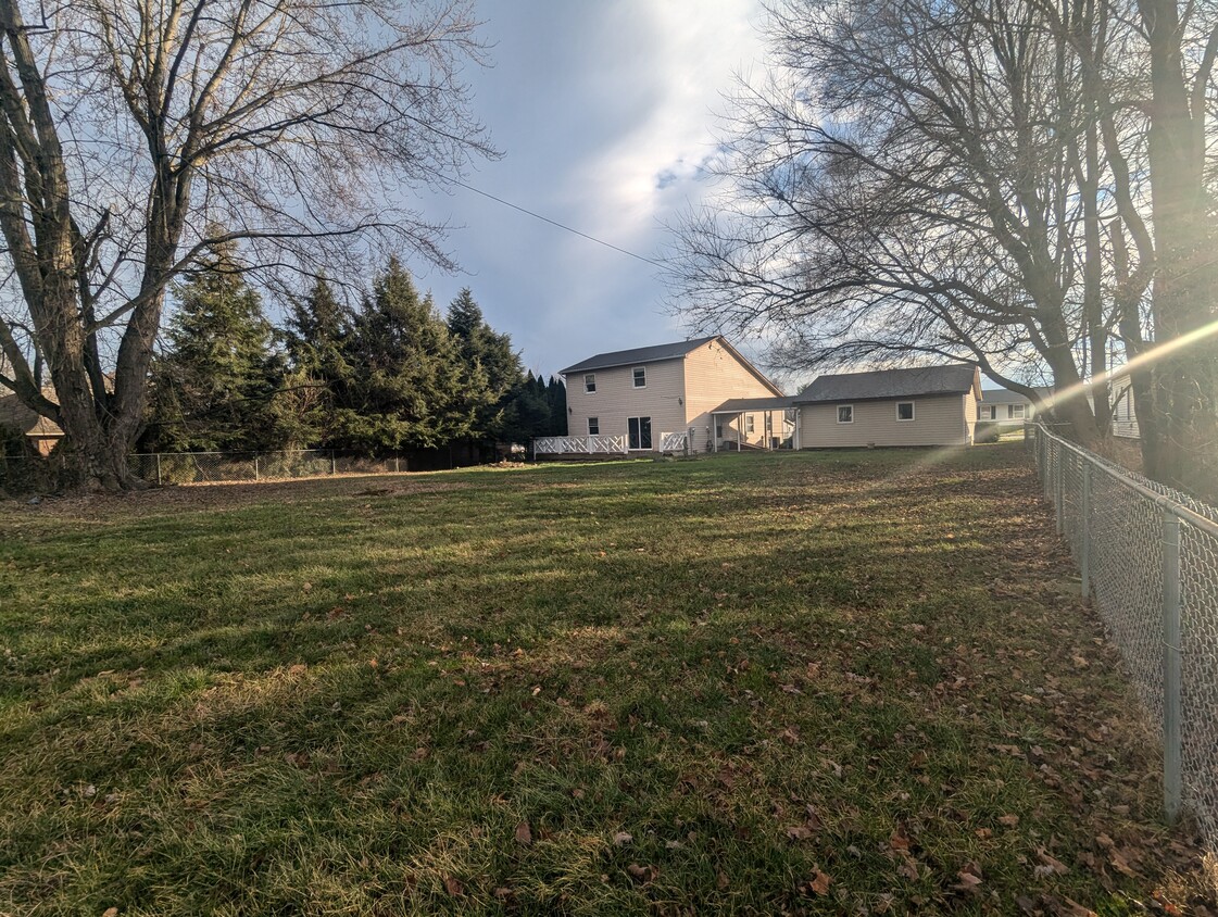 Large fenced back yard - 850 Harris Ave