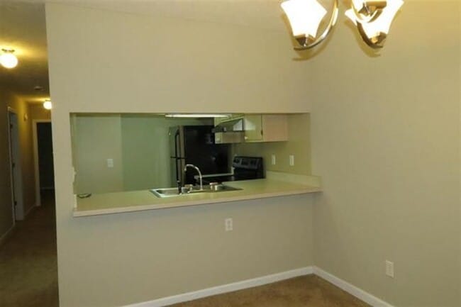 Building Photo - 2BR/2BA Townhome