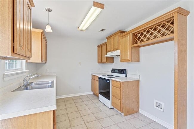 Building Photo - 1662 S Tally Ho Dr