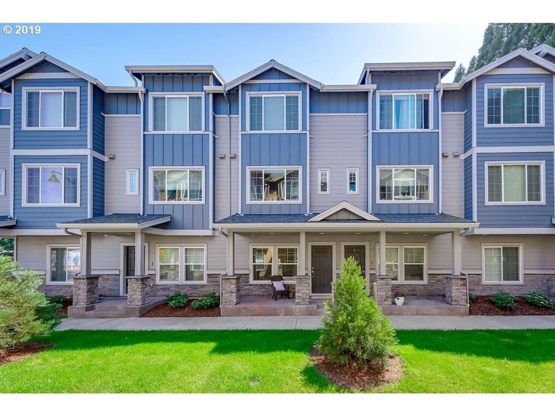 Primary Photo - Well Maintained Spacious 2 Bed 2.5 Bath Townhome Style Condo in Hillsboro! Great Location! Bonus/...