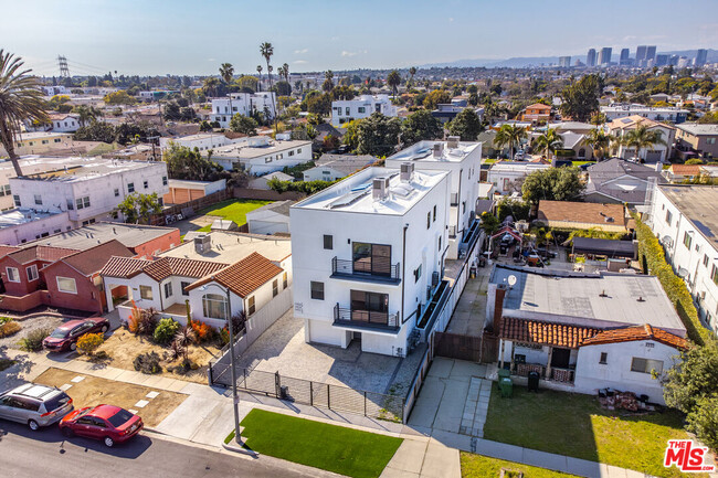 Building Photo - 1921 Carmona Ave