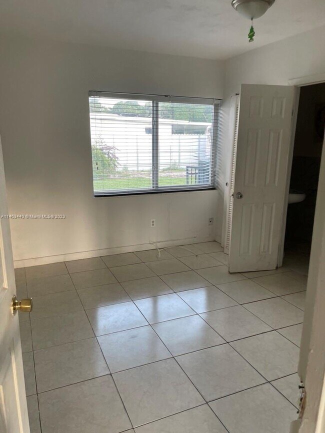 Foto del edificio - 390 NW 122nd St