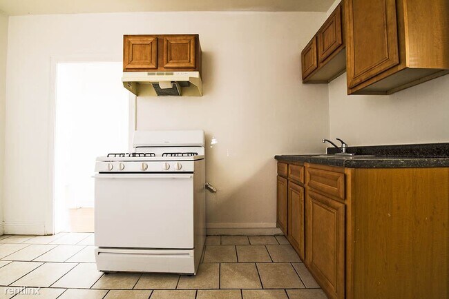 Building Photo - 2 br, 1 bath Apartment - 1717 W 77th St