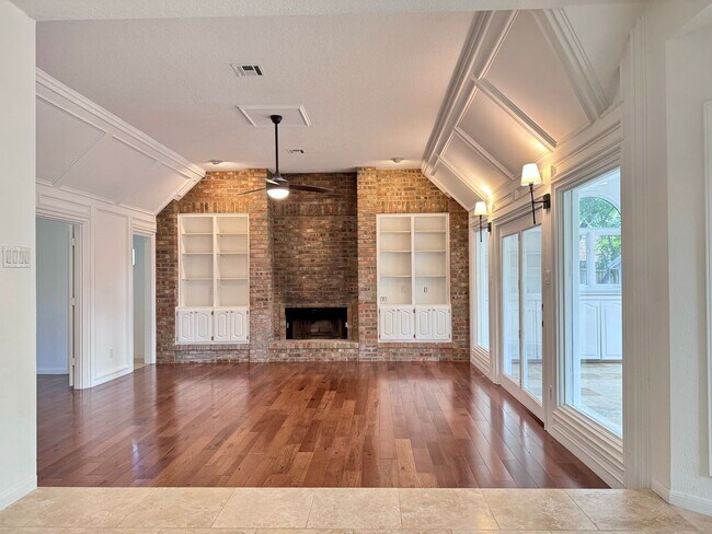 Building Photo - Amazing Value! Incredible Location!