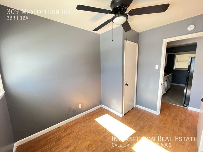 Building Photo - Three Bed/1Bath with Lots of Natural Light