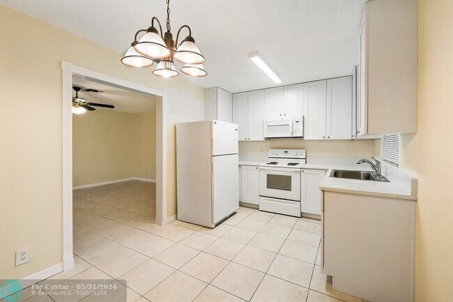 Building Photo - 9423 SW 52nd Ct