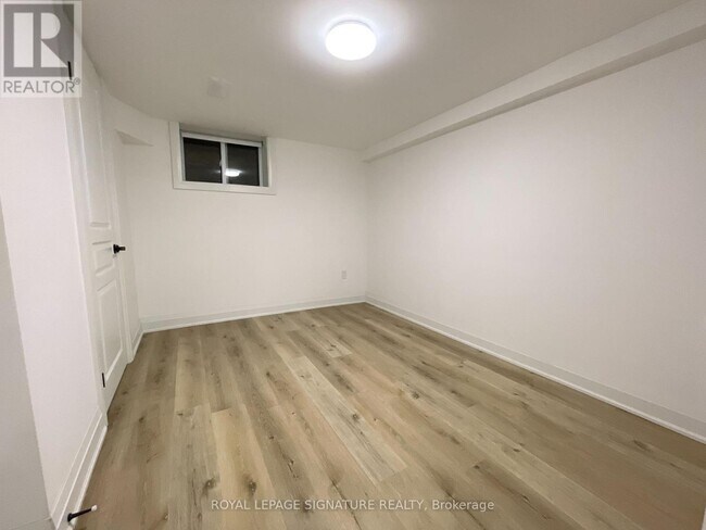 Photo du bâtiment - 282 E 18th St