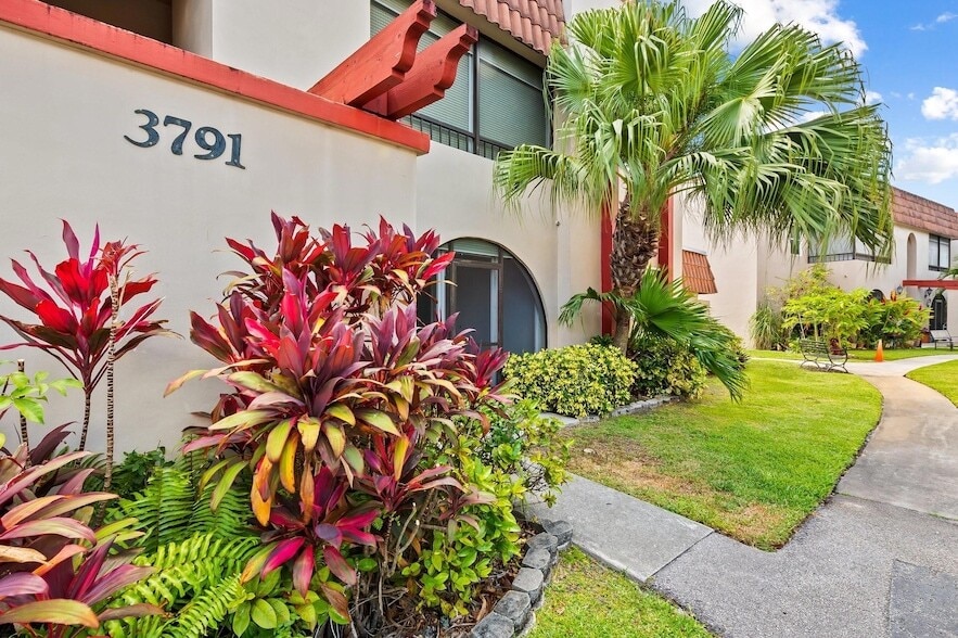 Foto principal - 3791 NW 84th Ave