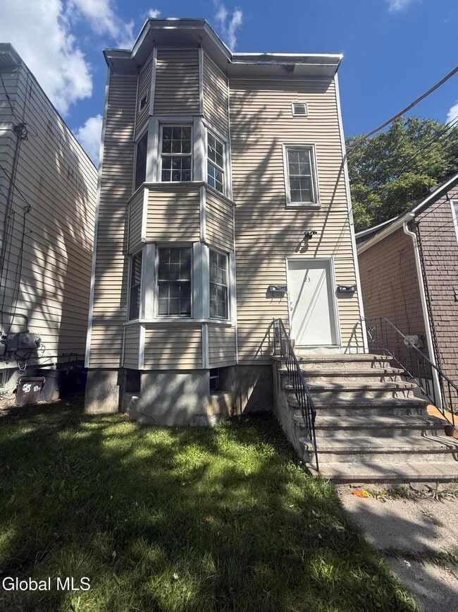 Building Photo - 23 Bonheim St