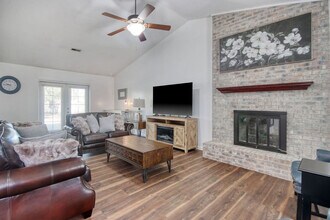 Building Photo - 104 Spanish Oak Dr