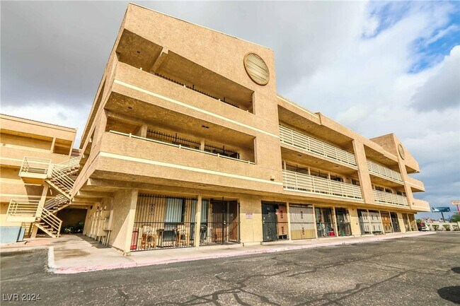 Building Photo - 2221 W Bonanza Rd