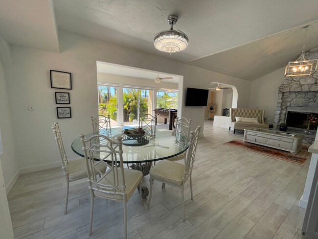 Dining - 43750 Via Cielo