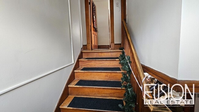 Building Photo - ONE Private Room with ALL Utilities Included in Prime Burlington Location