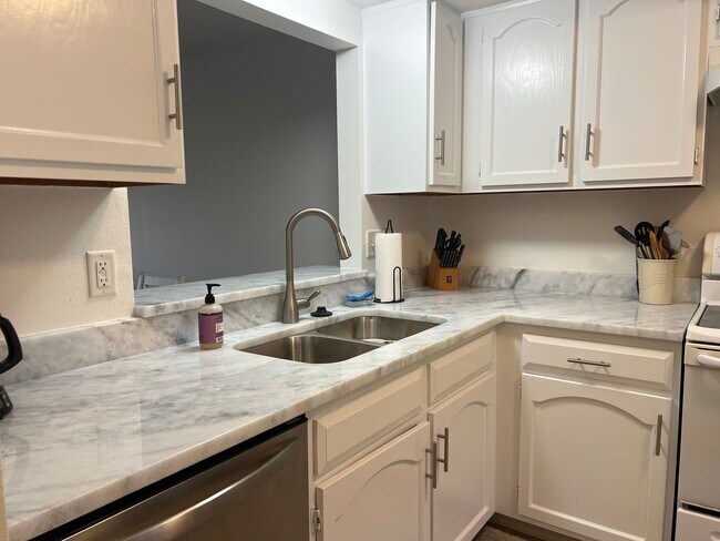 Foto del edificio - 375 D THREE LAKES LANE #174