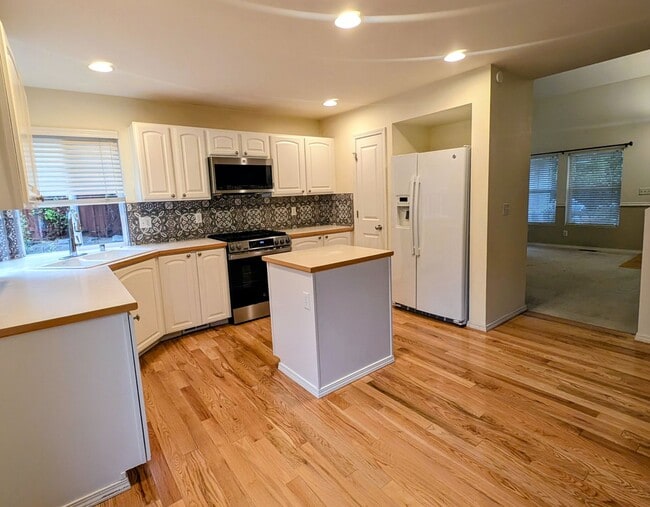 Building Photo - Nice 3 Bedroom plus den/flex space Home in...