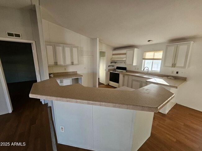 Building Photo - 110 E Inglewood St