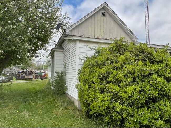 Foto del edificio - $490 Month $800 Down