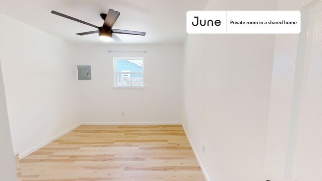 Building Photo - Private bedroom in 4 bed/2 bath Home