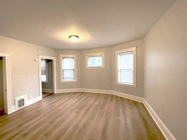 Foto del edificio - 53 Aspinwall Rd