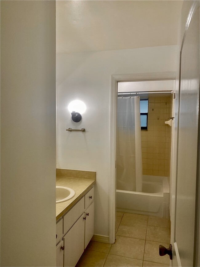 Building Photo - 9299 Silverthorne Dr