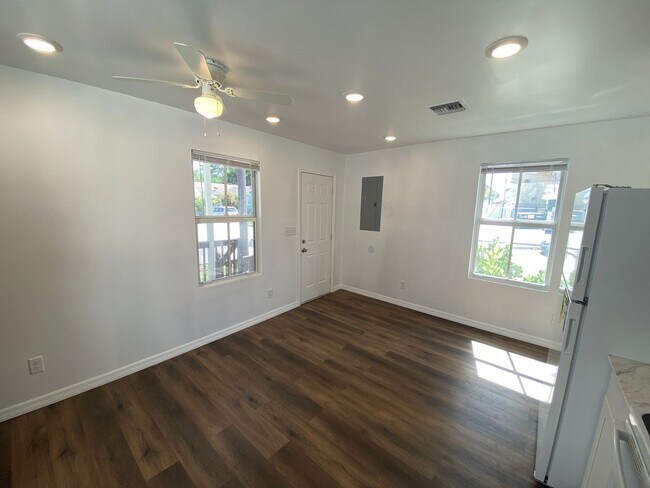 Building Photo - Fully renovated Charming 1-Bedroom + Offic...