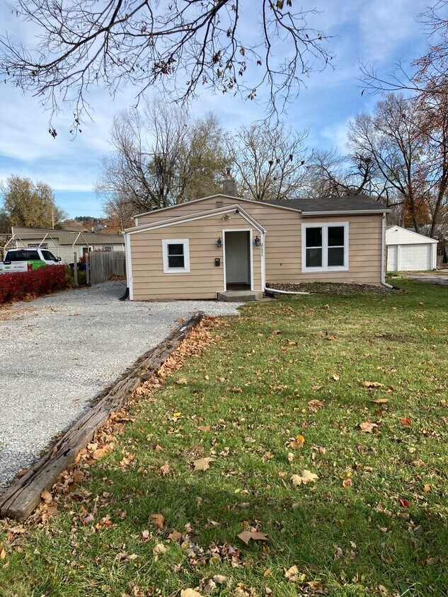 Primary Photo - Spacious 3 Bedroom 1 Bath Home- Located on...