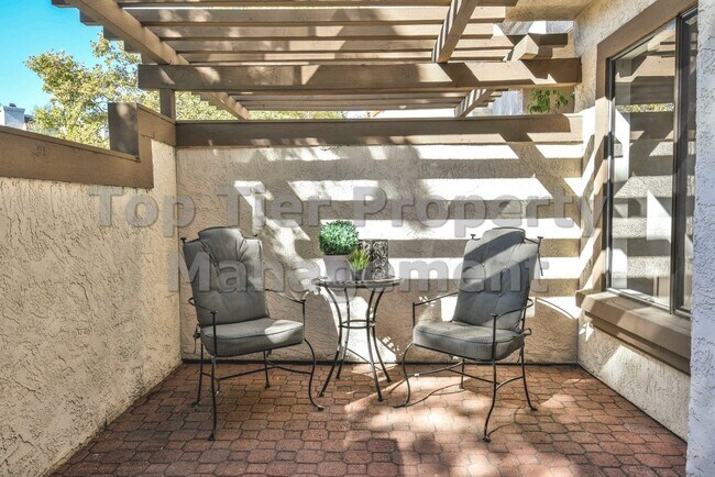 Foto del edificio - Very nice 2 bed / 2.5 bath / 1,185 sqft Walnut Creek Townhouse in desirable Main Chance Estates D...