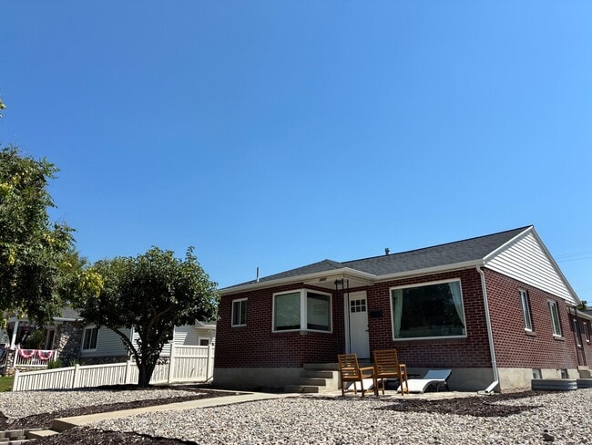 Building Photo - 2697 Glenmare St