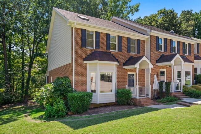 Available NOW! Spacious 3 bedroom townhous... - Available NOW! Spacious 3 bedroom townhous... House