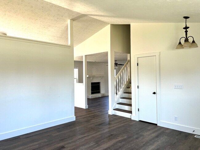 Building Photo - 122 Detchon Ct