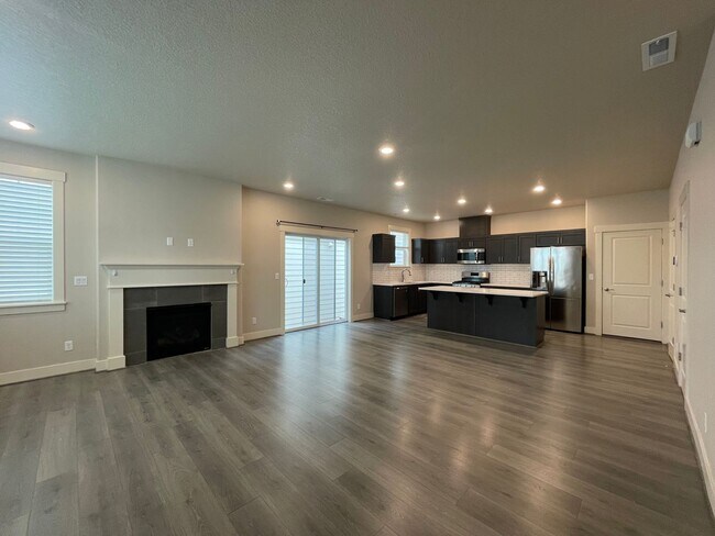 Building Photo - Spacious 4 bed/2.5 Bath Single Family Home...