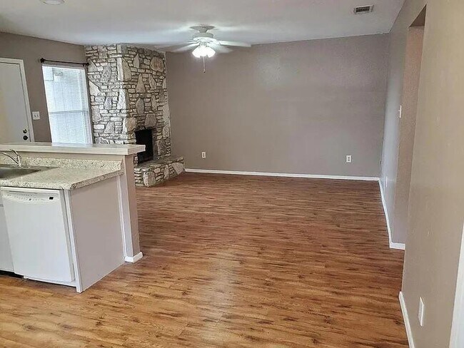 Foto del edificio - 801 Bracewood Cir