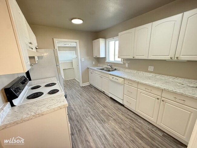 Foto del edificio - 3-Bedroom House with Basement Space!