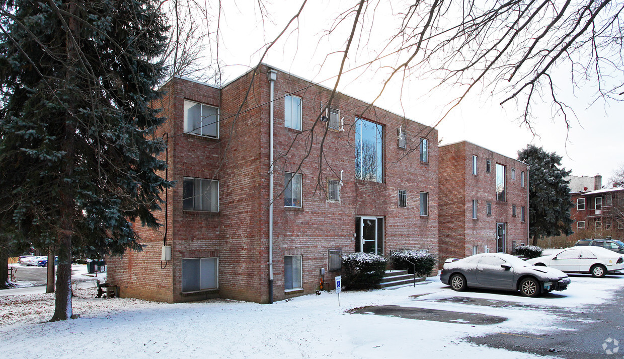 Primary Photo - Roberta Gardens Apartments