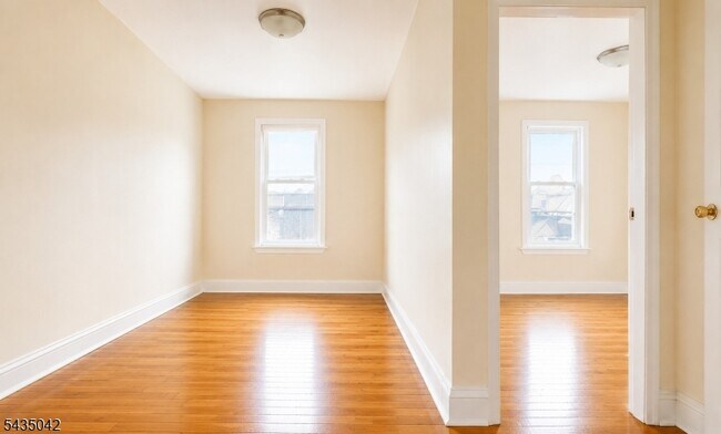 Building Photo - 108 Bruen St