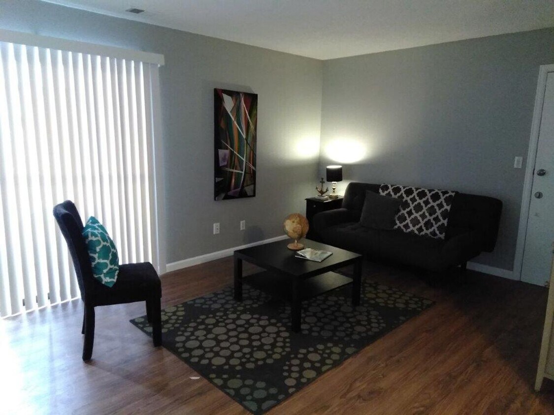 Foto principal - Cherry Creek Schools, 2 bed, 1 bath, 900 s...