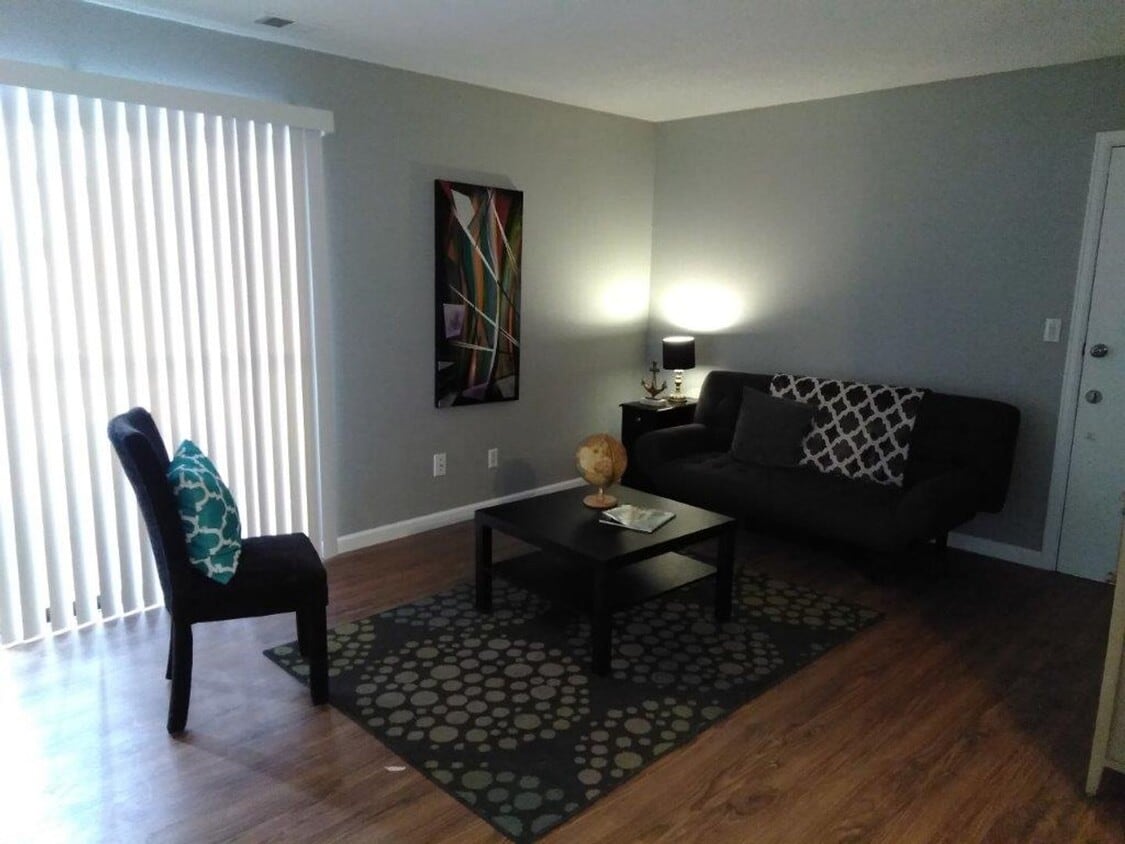 Primary Photo - Cherry Creek Schools, 2 bed, 1 bath, 900 s...