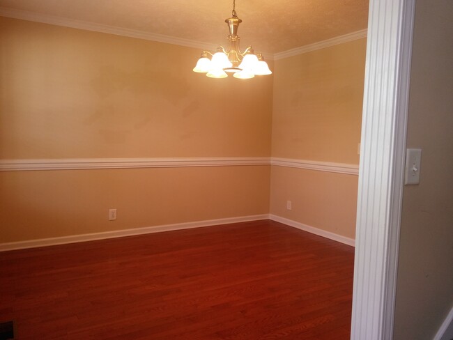 Foto del edificio - Awesome floor plan! Huge 4 Br + Bonus Rm!!...