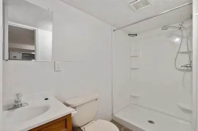 Building Photo - 4 Bedroom 1 Bath