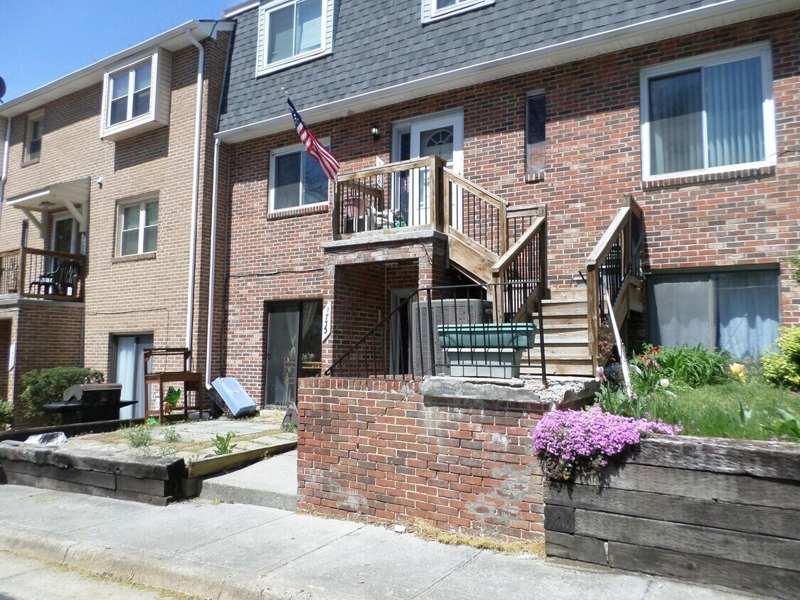 Foto principal - 3 Bedroom 2 Bath Townhouse