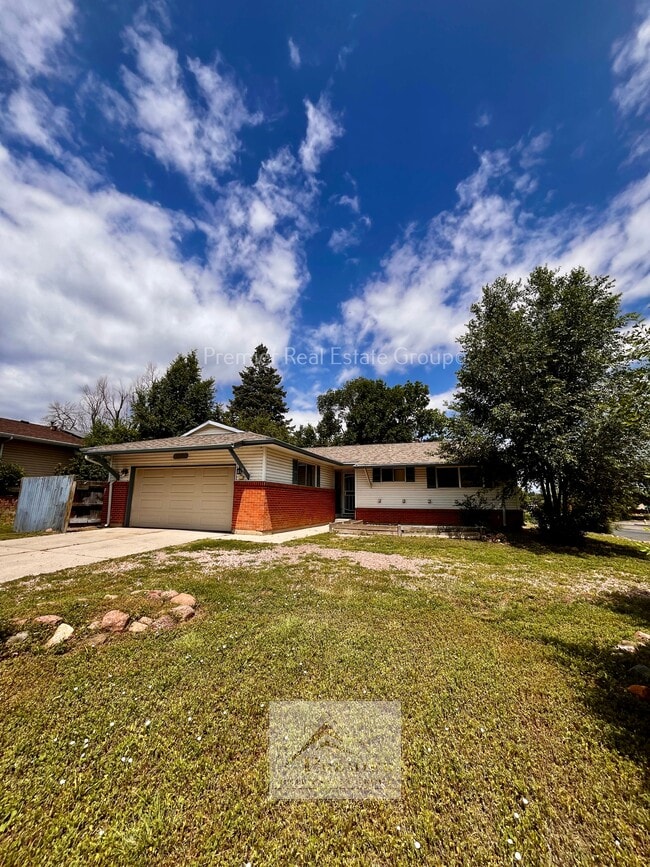 Building Photo - 1304 Rainier Dr