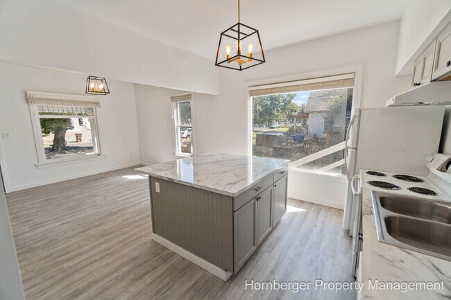 Building Photo - 1904 E Dalton Ave