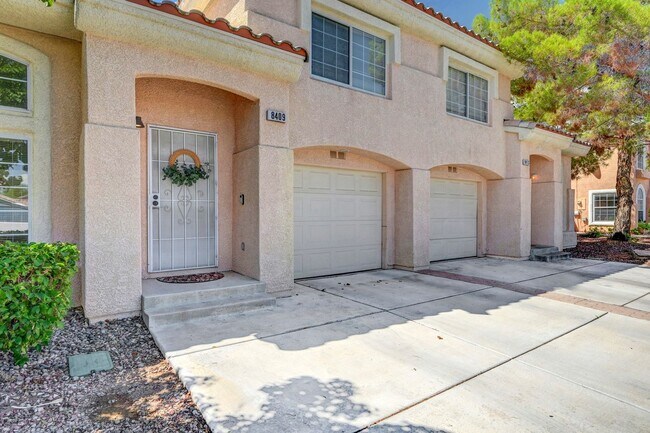 Foto del edificio - 2 Bedroom Condo w/ Patio & 1 Car Attached ...