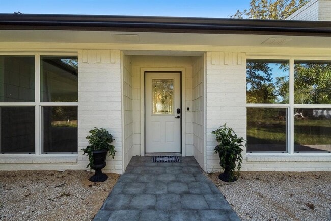 Building Photo - 456 Deep Woods Ln