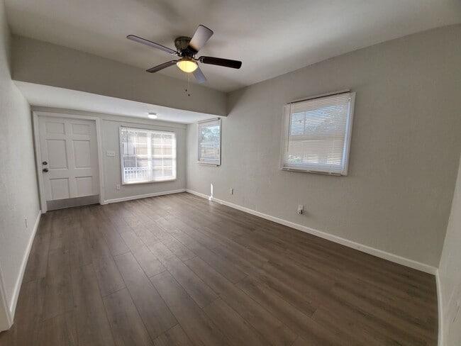 Building Photo - 2 Bedroom, 1 Bathroom Home with Yard - 7 M...