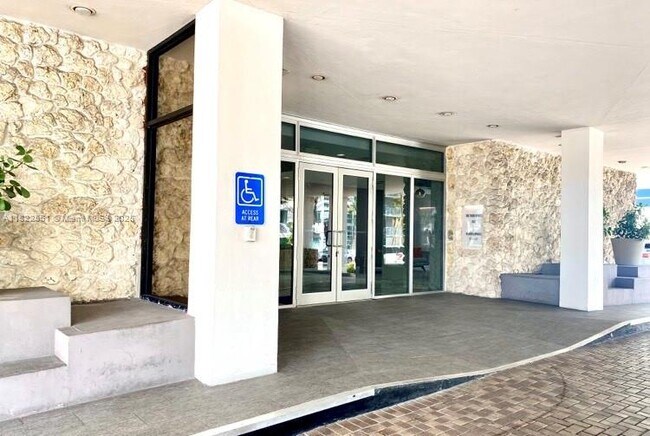 Foto del edificio - 9225 Collins Ave