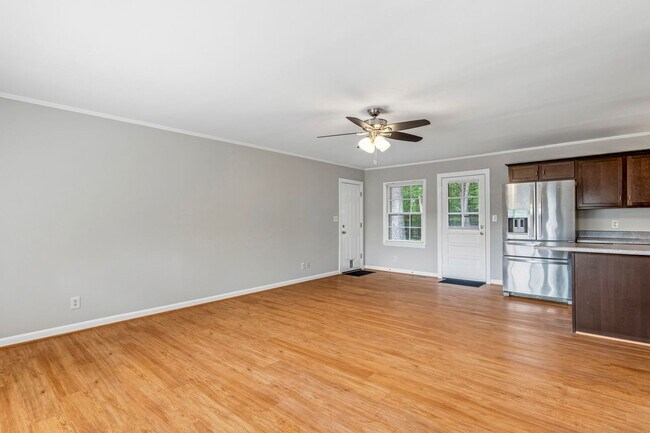Foto del edificio - Updated Home, Stainless Steel Appliances, Wood Like Flooring, Deck, Garage!