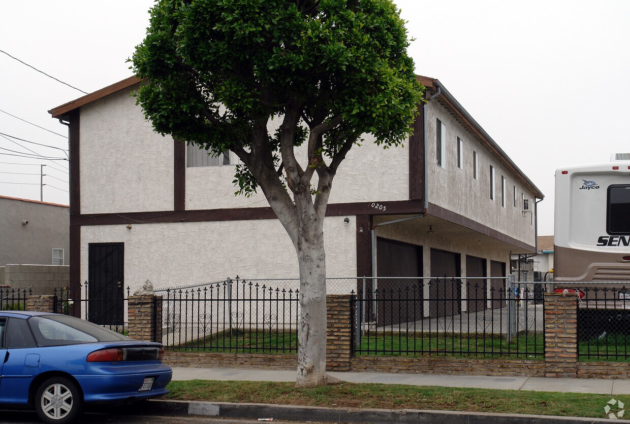 Primary Photo - 10205 S Freeman Ave