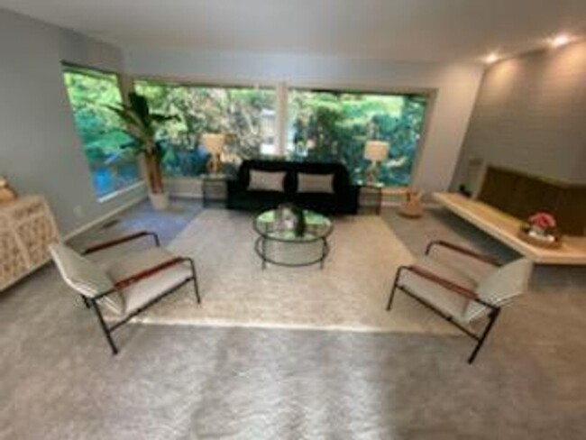 Foto del edificio - Mid-Century Gregory Heights 4 bedroom 2.25...