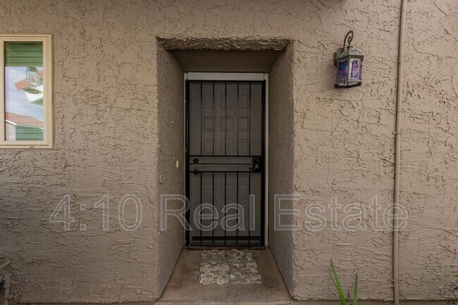 Building Photo - 405 E Linda Ln